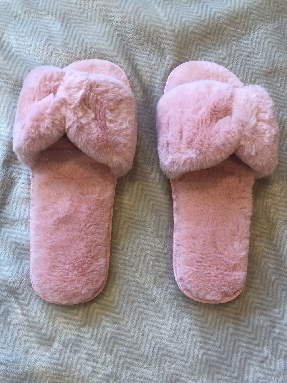 Ladies Pink Fuzzy Plush Slippers